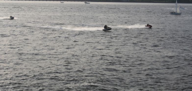 varias motos de agua navegando en alta mar